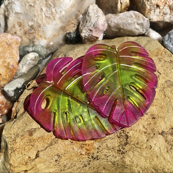 Tropical leaf earring-magenta - Picture 4 of 4